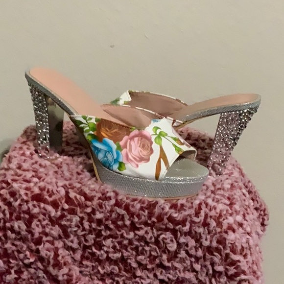 Shoes - Picture 4 of 4